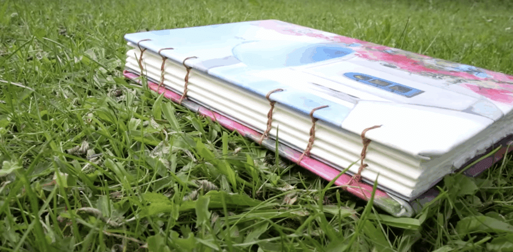 Carnet croquis posé dans l'herbe